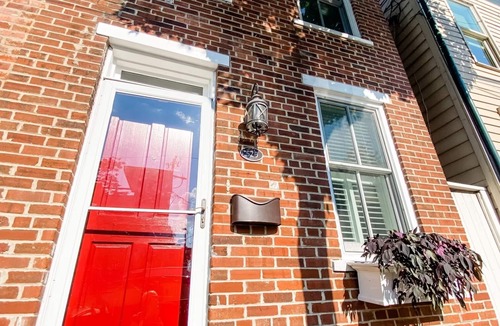 Old Town West House | The Urban Pineapple! Fun & Funky 2bdrm w/patio in Historic Old Town.