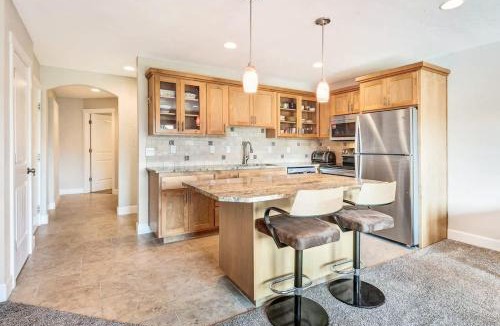 Bend House | Third-floor riverfront condo near downtown Bend