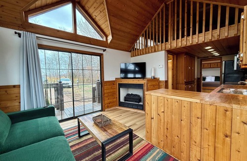 Cobden House | Tiny Home Cabin with Hot Tub at The Hills Campground