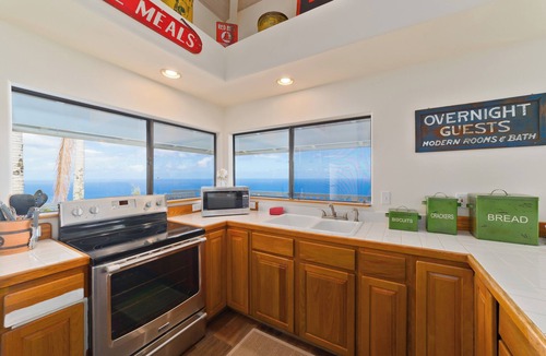 Kukuihaele Cottage | Tranquil Ocean View Cottage: Your Idyllic Escape at Waipio Valley, Big Island HI