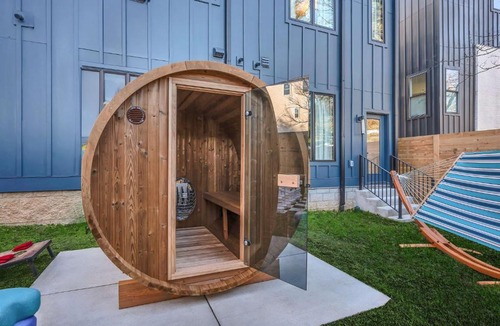 Hurwood Heights House | Twin Homes Rooftop Deck Hot Tub Outdoor Kitchen