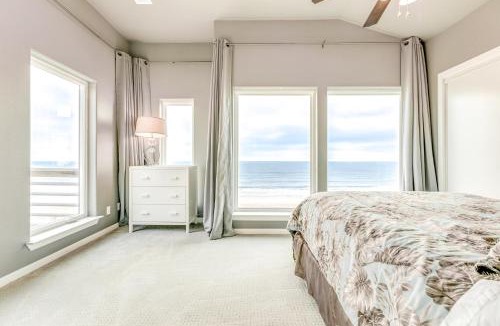 Gilchrist House | Ultimate Beachfront Sunset Views Sleeps 16