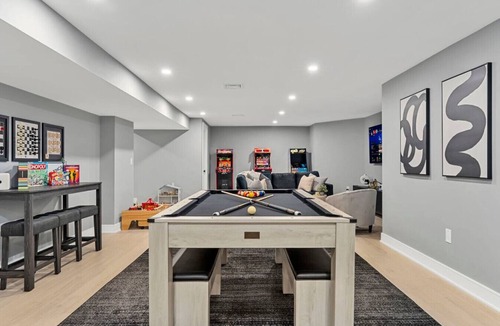 Arefth House | Ultimate Cambridge Mansion Sleeps 14 with Spa Bath, HUGE Game Room & 2 Parking
