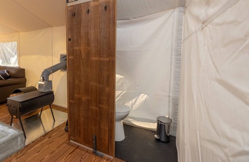 Dalton Hotel | Under Canvas White Mountains