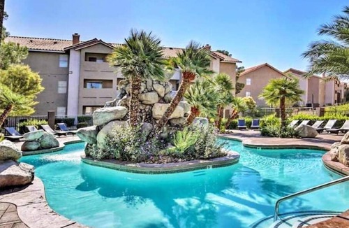 Las Vegas Condo | Upgraded Tropical Oasis! Heated Pool, Spa & Gym, Walk to Strip!