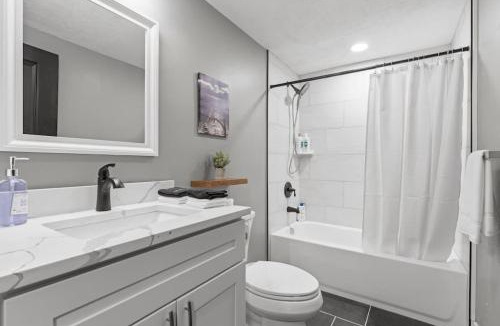 Shadyside Apartment | Upscale 2 Story Apartment with 8 beds and Free Parking, walkable to S Highland ave