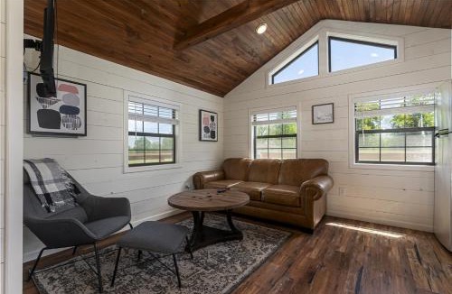 Marion House | Upscale Cabin w Beach Near Lake of Egypt