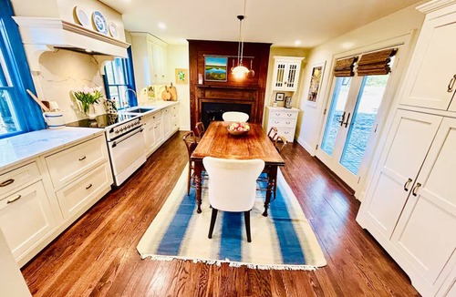 Waterford House | Walk to Wineries from Historic Village Estate