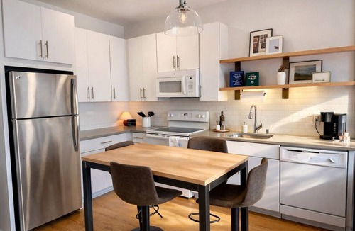 Fifth Ward Apartment | Walker`s Point Designer 2BR · Prime Location with Balcony and Gym · Sleeps 6