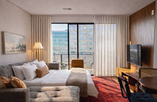 Fifth Ward Apartment | Walker`s Point Designer 2BR · Prime Location with Balcony and Gym · Sleeps 6