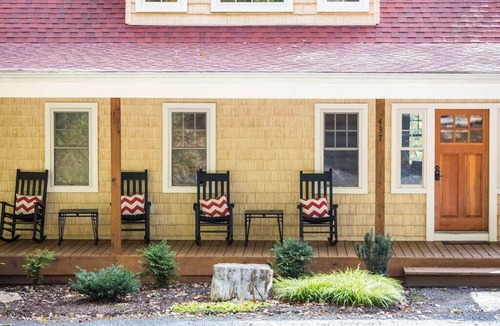 Front Royal Cottage | WANT GREAT VIEWS, PRIVATE DOCK AND PET FRIENDLY? THE RIVER OVERLOOK IS FOR YOU.