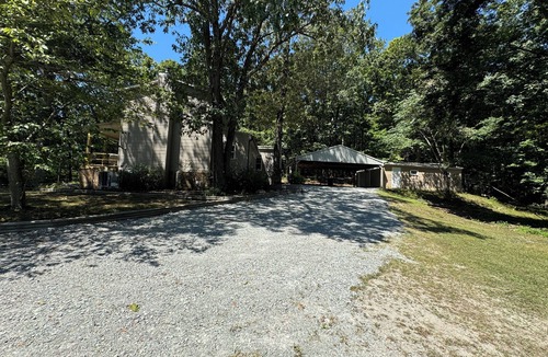 Camden House | Water view 3-bedroom house in Camden with AC and WiFi walking distance to lake