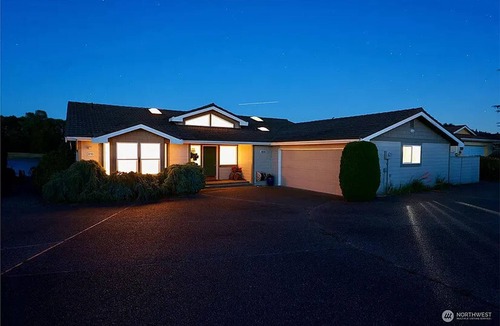 La Conner House | Waterfront Home in Historic La Conner. 30 Day Stay. Excellent Long-Term Rates.
