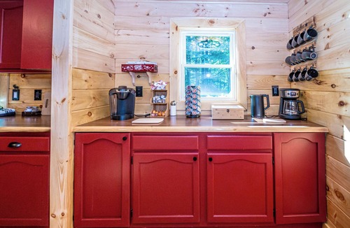 Albany House | Waterfront! HotTub-Kayak-On Snowmobile Trail-Massage chair-Sauna-On Hiking Trail