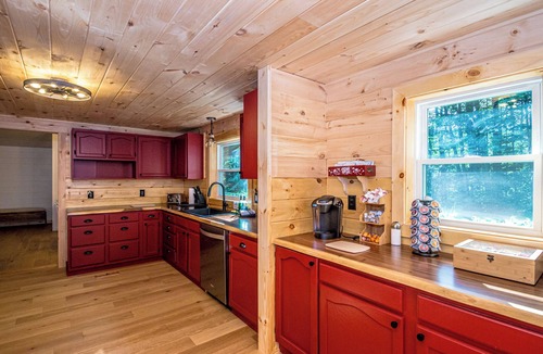 Albany House | Waterfront! HotTub-Kayak-On Snowmobile Trail-Massage chair-Sauna-On Hiking Trail