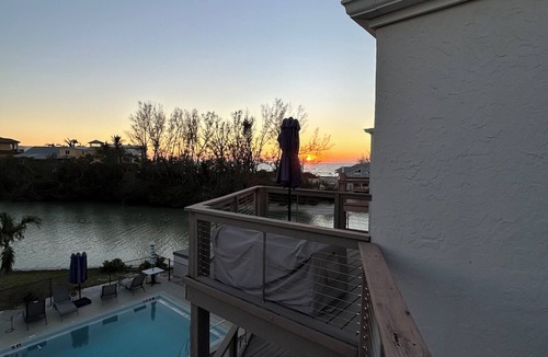 Siesta Key Condo | Waterfront/Pool mins to Siesta Key Beach- bikes/kayaks/SUPs incl-paddle to beach