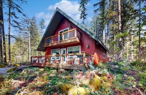 Warnick House | Wooded-View Decks: Family Cabin Retreat in Deming