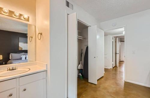Bouldin Apartment | Your 2B Getaway - Walk Dtwn - Sleeps 6 - Pool and Prkg