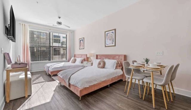 1BR w/ Balcony Steps to Broadway Nashville