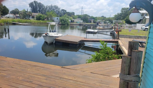 2-bed house with central AC in charming Hudson canal to gulf in minutes.