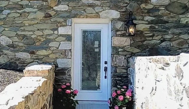 2-bedroom apartment in peaceful Round Hill a walk to Sleeter Lake