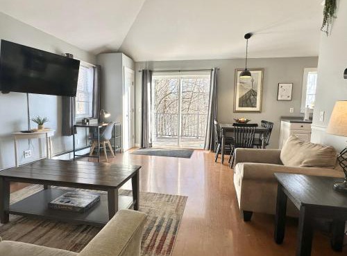 2 BR Home w/Pondside View Backyard [Maine Escape]
