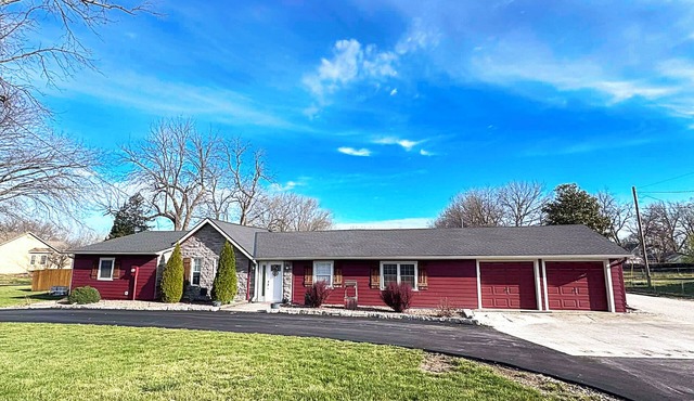 3-bedroom home with great backyard & pool with a private and peacful setting
