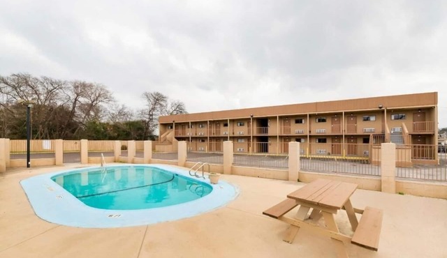 3 Queen Rooms - Great San Antonio Value Stay for Family Trips | Onsite Pool