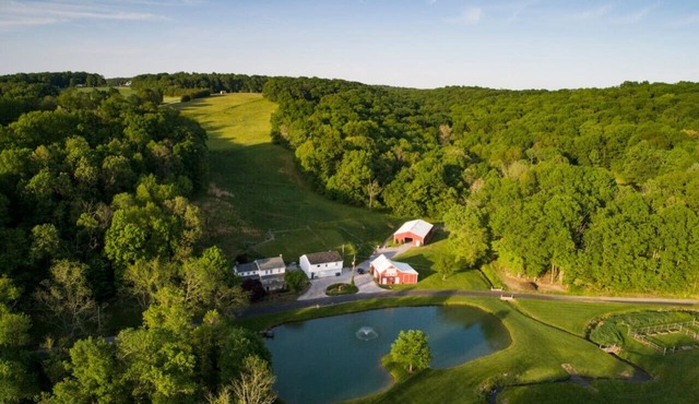 30 Acres, 3 houses, sleeps 30, 2 hot tubs