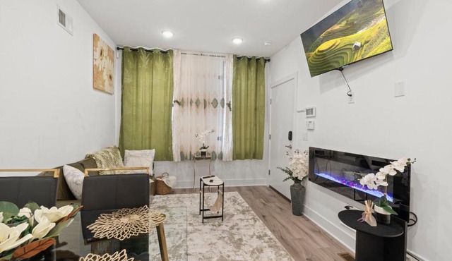 3BR-2BA Luxurious Green Oasis Private Backyard Patio