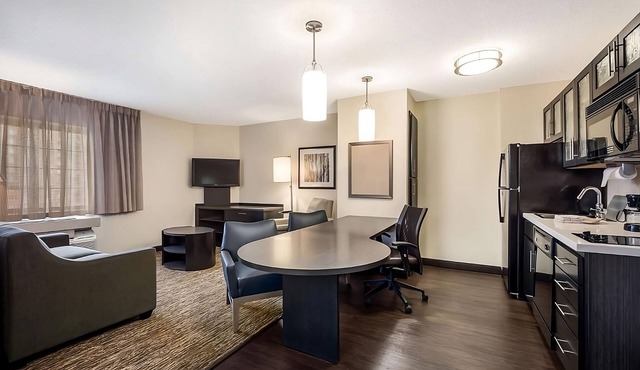 4 Family-Friendly Units! Full Kitchen, Short Drive to Albuquerque Aquarium