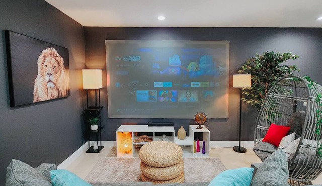 5 King Beds/2 Free Driveway Parking/Pool Table
