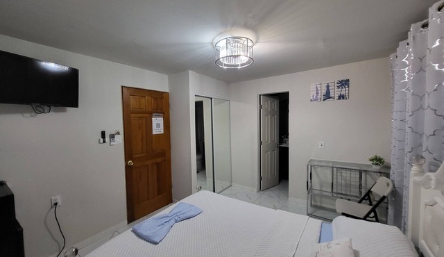 A Nice Private Bedroom and Bathroom in Centrally-Located Miami with AC e2