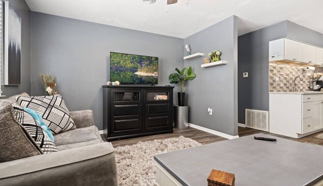 A Post-Impressionist`s Muse: 2BD close to PIA in Bartonville