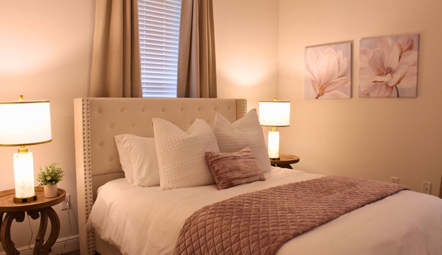 All-American Snowbird Getaway in the Heart of Long Beach! King suite, sleeps 6