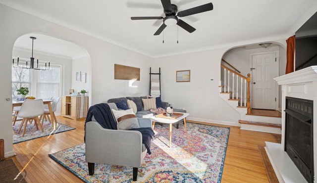 Appealing 2br Cape Cod w/ bonus rm & fiber Wi-Fi!