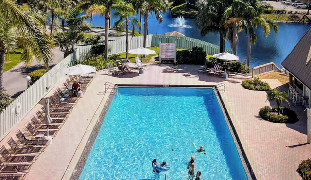 Beach Bungalow Jupiter Carlin Park across street from beach Htd Pool/Pickle Ball