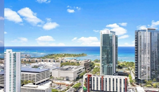 Beach, City lights and Mountain Views 180 degrees view & centrally located