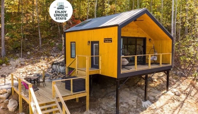Blooming Redbud Treehouse with private hot tub!