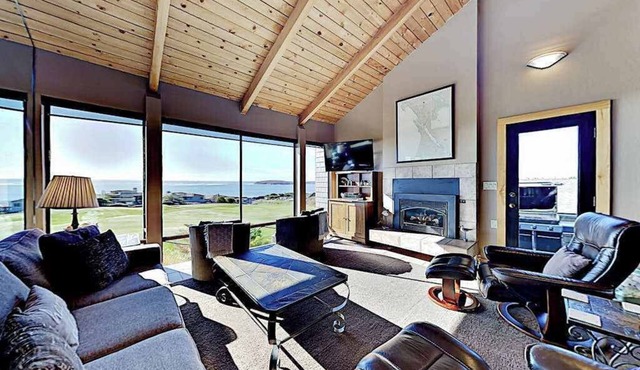 Bodega Bay Oceanview Home with Hot Tub & Sauna