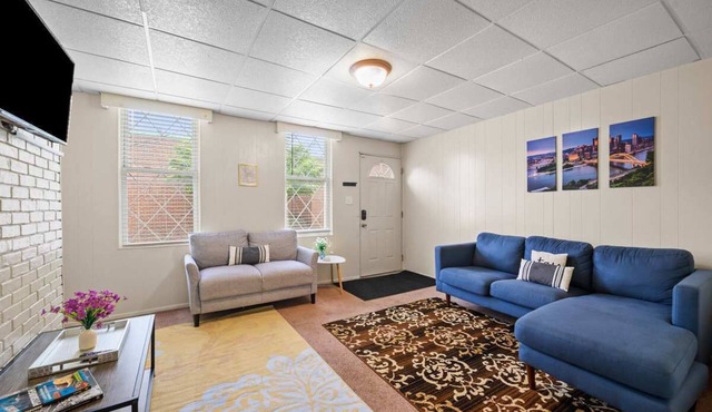 Bright & Cozy 2 Bed Home Private Parking