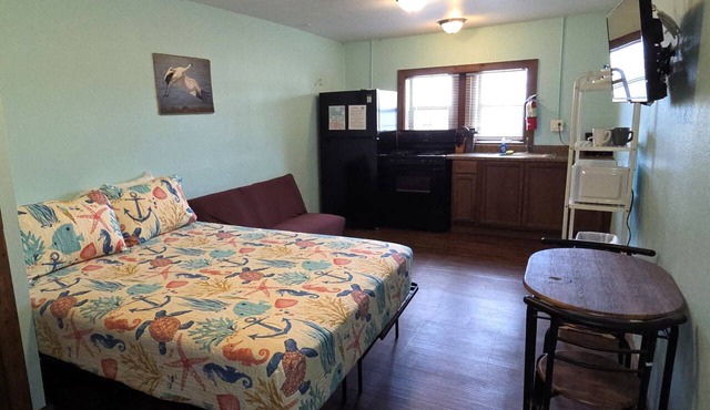 BSI112-Studio with Shared Pool, Walk to Beach, Sleeps 2 Adults/2 Kids, Dogs OK!