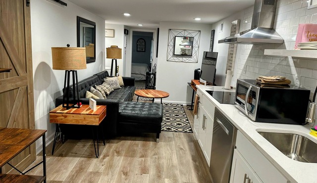 Charming 1-bedroom, 1 bathroom townhome in awesome Baltimore with WiFi, AC