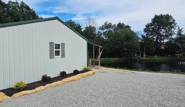 Charming 2-bedroom cabin near Jellystone Park, Spaulding boat ramp and more!
