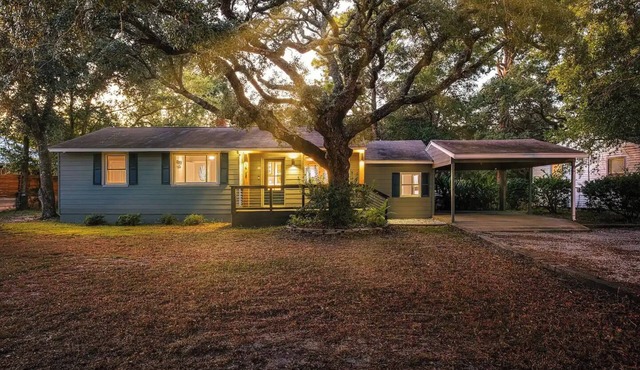 Charming 4-bedroom + movie room cottage, 3 blocks to the beach, 16 min to Destin