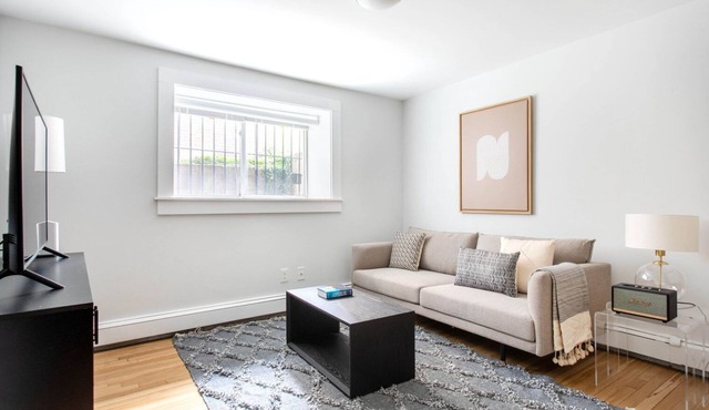 Charming Brighton 2BR w W/D, by Restaurants & Shops by Blueground
