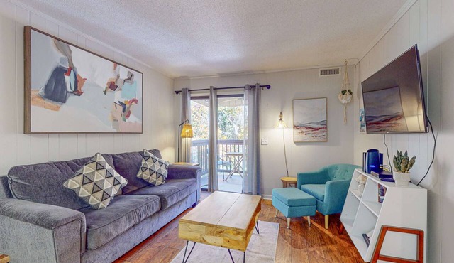 Charming Condo 1 block from Coligny Plaza with on-site pool, balcony, & W/D