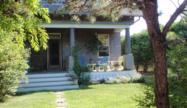 CHARMING,QUIET, SPACIOUS BUNGALOW,NEAR SUNSET BEACH, WALKING TRAIL,BIKE PATH,BUS