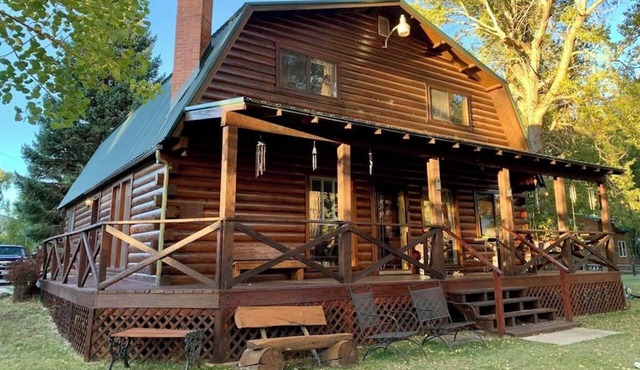 Charming riverfront cabin with mountain view, firepit, washer/dryer & grill in South Fork