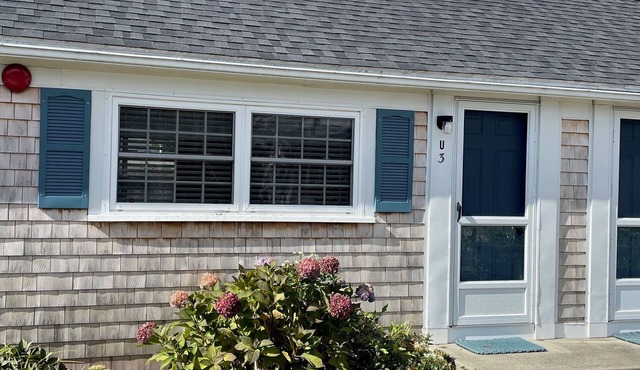 Charming Romantic Studio with Kitchenette, Private Patio. Walk to Beach!